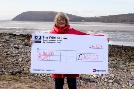 Diane Cuff with cheque